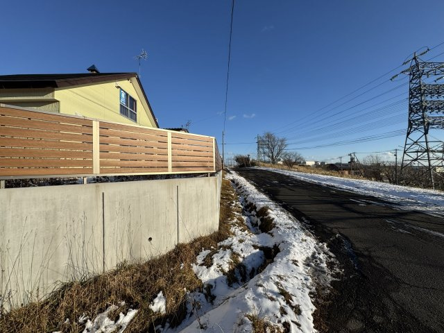 【興津4丁目】海を一望！日当たり良好な角地の古家付。バス停・小学校徒歩2分の利便性！の前面道路含む現地写真