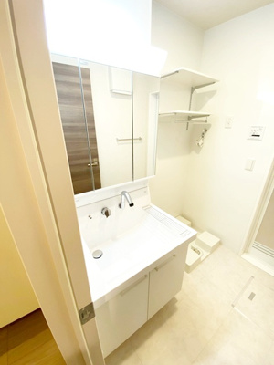 【洗面所】 | WIT藤沢 | 明るい洗面所です