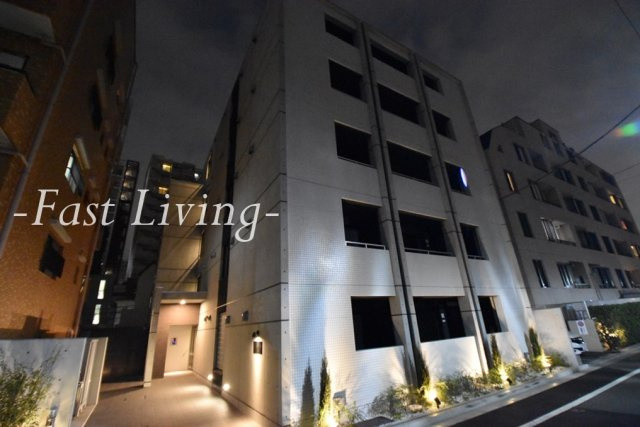 ラクラス四谷三丁目のエントランス