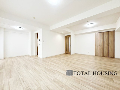 【居間・リビング】 | リラハイツ大通公園南 | 大切なご家族が集まるからこそＬＤＫはこだわりたい！休日はおひさまの光をたっぷりと取りこめるリビングでゆったりと過ごしませんか？子供たちが元気に笑いながら走り回っても十分な広さの空間です。