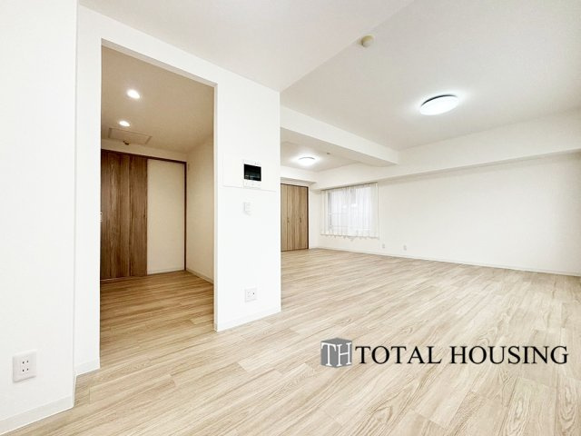 【居間・リビング】 | リラハイツ大通公園南 | 柔らかな色合いのフローリングと清潔感の溢れるクロスが明るい空間を創り出しているリビングダイニング。憩いの場に相応しく、ここで楽しむ家族の時間が絆をより深めてくれそうです。