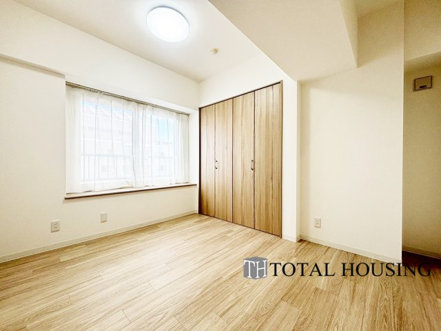 【洋室】 | リラハイツ大通公園南 | 洋室　約6.0帖
充分な広さと収納機能を備えた部屋はお子様の自発性と成長を促します。お子様の成長を支える、勉強や好きなことに没頭する学びの空間にどうぞ。