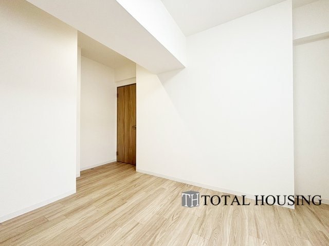 【洋室】 | リラハイツ大通公園南 | 洋室　約6.0帖
家族構成やライフスタイルに合わせて、多目的にお使いいただけます。優しい色合いの木目調のフローリングが空間にアクセントをもたらしお洒落な室内です。