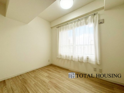 【洋室】 | リラハイツ大通公園南 | 洋室　約5.0帖
シンプルな内装はどんな家具ともぴったり。お好みのテイストに仕上げていくのも楽しみの一つです。