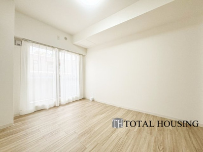 【洋室】 | リラハイツ大通公園南 | 洋室　約7.2帖
開放的なバルコニー直結のお部屋です。大きな窓はお日様の光をたっぷり取り込み、明るく癒されるプライベートルームになりそうです。