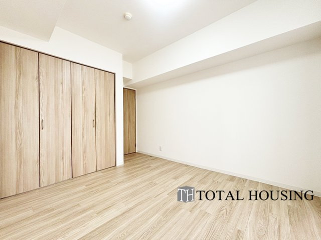 【洋室】 | リラハイツ大通公園南 | 洋室　約7.2帖
アクティブで充実した日常を過ごすからこそ、毎日のリラックスタイムは大切にしたいですね。落ち着いたトーンとナチュラルな風合いが心地良いお部屋は、主寝室にも最適です。