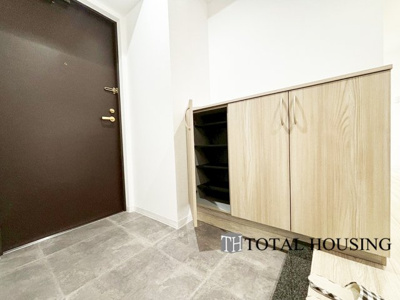 【玄関】 | リラハイツ大通公園南 | 住まいの第一印象を左右する玄関は、収納力も高く見た目もスッキリとした高級感のある空間に仕上げました。扉を開けた時から上質な雰囲気に包まれています。