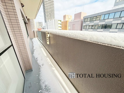 【バルコニー】 | リラハイツ大通公園南 | 広いバルコニーは、暮らしの中での光と風を演出してくれています。開放的な空間をお楽しみください。