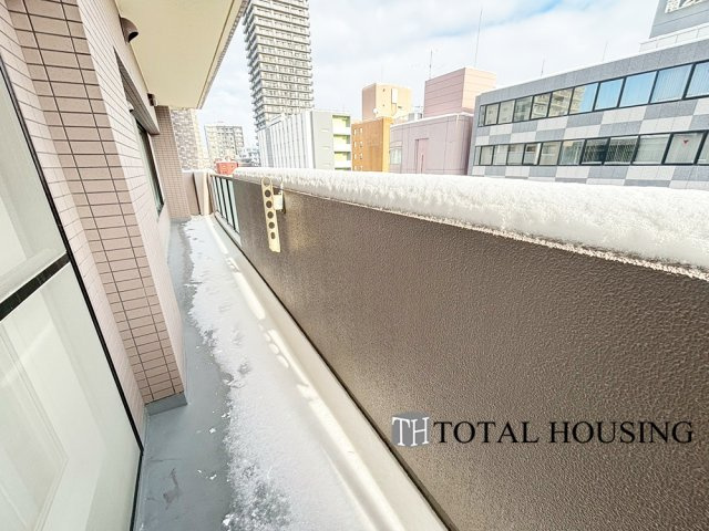 【バルコニー】 | リラハイツ大通公園南 | 広いバルコニーは、暮らしの中での光と風を演出してくれています。開放的な空間をお楽しみください。