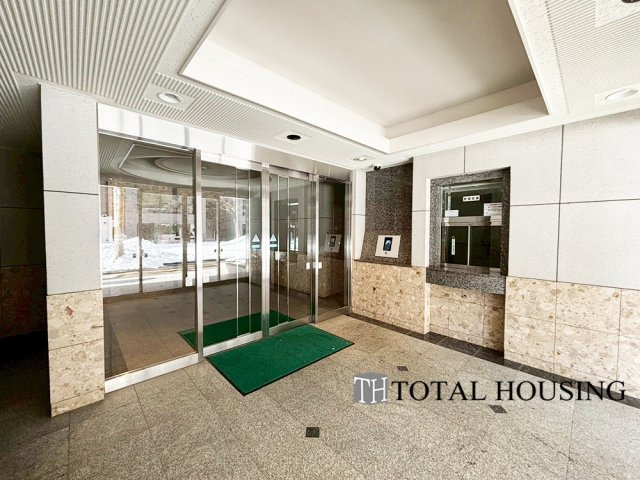 【エントランス】 | リラハイツ大通公園南 | マンションにはオートロックが設置されています。来訪者を事前に確認することができ、お子様のお留守番にも心強いです。