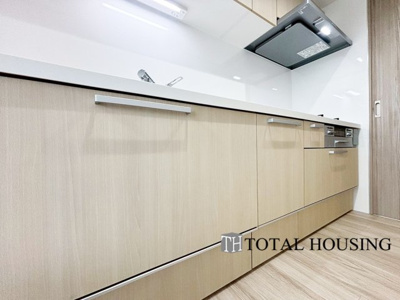 【キッチン】 | リラハイツ大通公園南 | キッチンを壁付けにすることによって、動線にゆとりを持たせました。お料理作りのモチベーションを上げてくれる洗練されたデザインの生活感を感じさせないキッチンスペース。