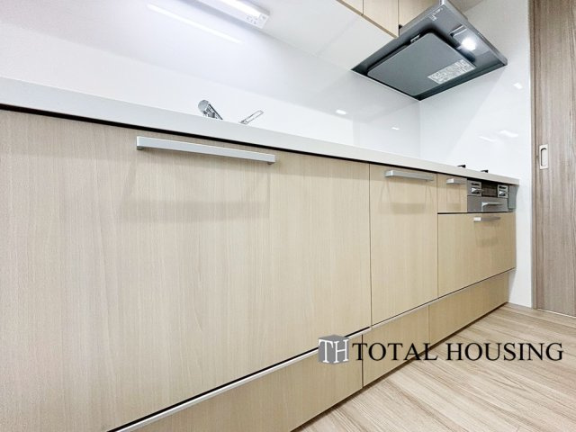 【キッチン】 | リラハイツ大通公園南 | キッチンを壁付けにすることによって、動線にゆとりを持たせました。お料理作りのモチベーションを上げてくれる洗練されたデザインの生活感を感じさせないキッチンスペース。