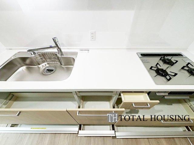 【キッチン】 | リラハイツ大通公園南 | 料理を楽しむキッチンスペース。使いやすさと心地よい暮らしを追及し、愛着を持って使い続けられる空間へ。