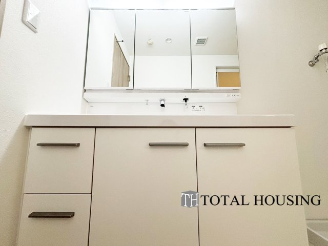 【独立洗面台】 | リラハイツ大通公園南 | 洗面化粧台の鏡はゆとりある大きさです。忙しい朝に支度の時間が重なっても、2人並んで身支度ができます。シャワー付水栓で洗面台でのシャンプーや毎日の掃除に大変便利ですね♪