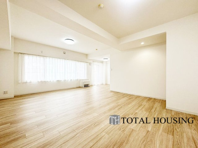 【居間・リビング】 | リラハイツ大通公園南 | 窓が大きく開放的な約23.6帖のLDK。たっぷりと光が差し込む広いリビングで家族揃ってゆったりとした時間をお過ごしいただけます。