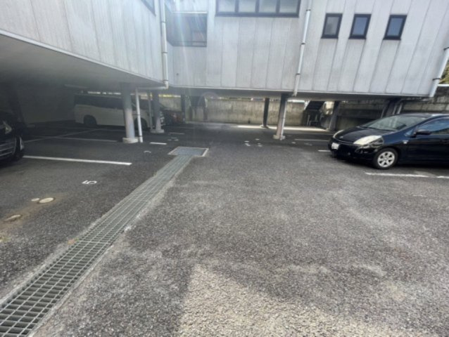 ミースグランゼストの駐車場