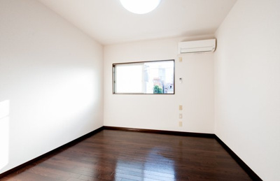 【居間・リビング】 | ダイタクコーポ椎名町 | 腰高窓ですが明るい室内です✩