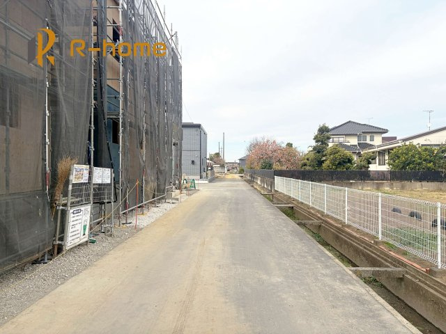 常総市新石下第10　新築戸建て　1号棟の前面道路含む現地写真|『今から見たい！』大歓迎です♪
お気軽にＲ－ｈomeまでお問い合わせください。