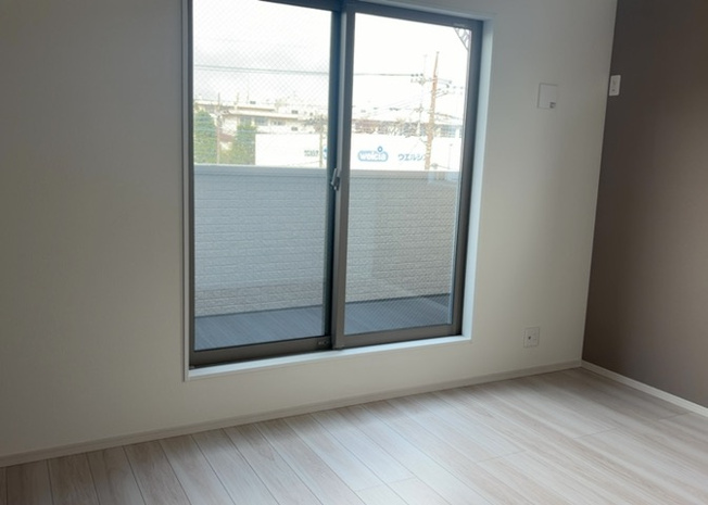 【寝室】 | 寝室でゆっくりと過ごすためにはベッド周りの適度な空間を担保することや窓の位置、照明の明るさ、寝室の広さなどを考える必要があります。自身や家族の構成とライフスタイルに併せて寝室にする部屋を選びましょう！