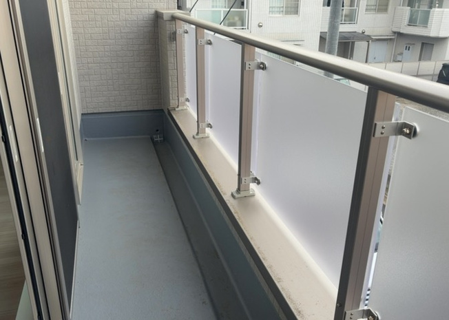 【バルコニー】 | バルコニーは、室外の専用スペースのうち、「屋根がなく開放された空間」であるものを指します。ベランダより広いタイプのものが多く、日当たりもよいため家庭菜園などを楽しみたい人にとって適した環境となります。