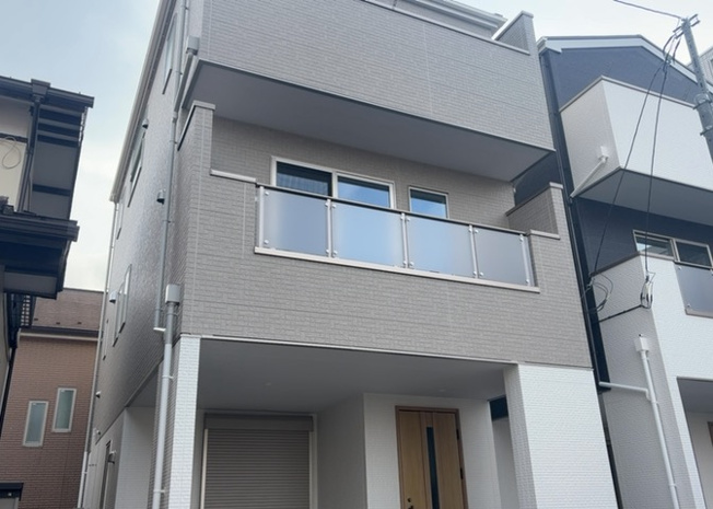 【外観】 | ついに完成致しました！現地をご見学に行く際は、道路の幅や周辺の交通量、施設などをご確認頂くことをおすすめします！物件の流れが早いため、内見をしたい方はお早めに当社営業までお問い合わせ頂きご予約下さい！