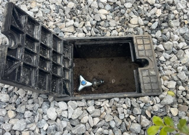 【設備】 | 敷地内には、散水栓や立水栓があります。水道水を直接利用できるため、水を運ぶ手間を省くことが出来ます。大量の水を必要とする洗車作業や清掃などに役立ちます。その他設備とあわせて、現地でご確認ください。
