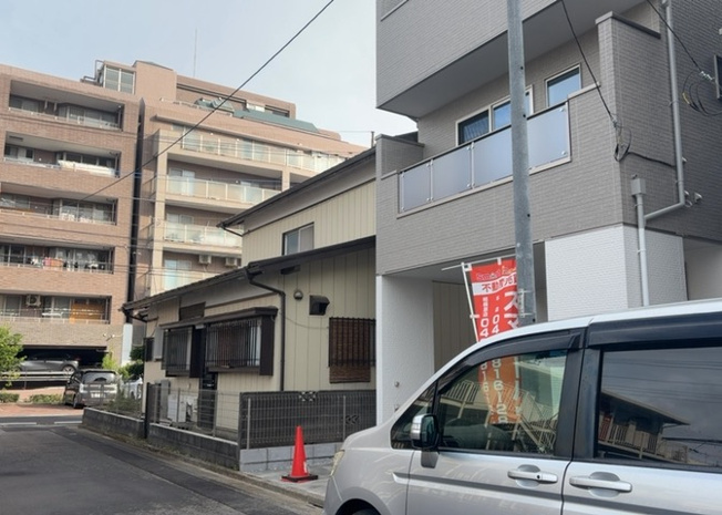 【前面道路含む現地写真】 | お持ちの車種によっては前面道路が広い方が便利でしょう。しかし、前面道路が広ければその分交通量が多くなるため、騒音などが気になる場合があります。実際に現地を見学し、周辺交通量や騒音などを確認しましょう！