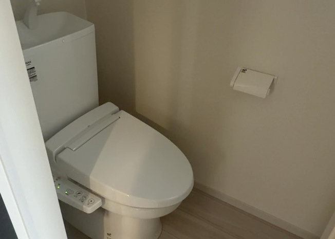 【トイレ】 | トイレは大きさや形、機能、抗菌性などが異なる多種多彩なタイプが各メーカーから出ています。それぞれに良さがあるため、事前にどういったタイプのトイレがいいのかをご家庭内で決めて、内見に行くといいでしょう。