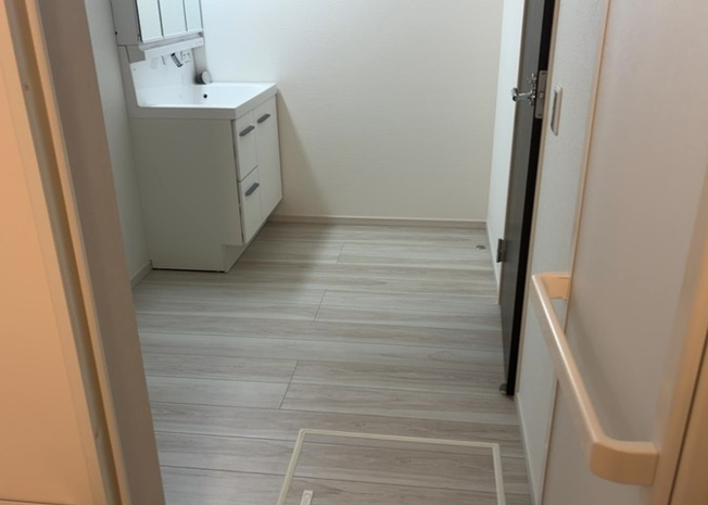 【脱衣所】 | 多くの戸建て住宅で見かける洗面脱衣所は、洗面台と洗濯機が2畳ほどのスペースに並べられていて、洗面所が脱衣所を兼ね備えている間取りが一般的です。お客様が利用することもある、パブリックな空間でもあります。