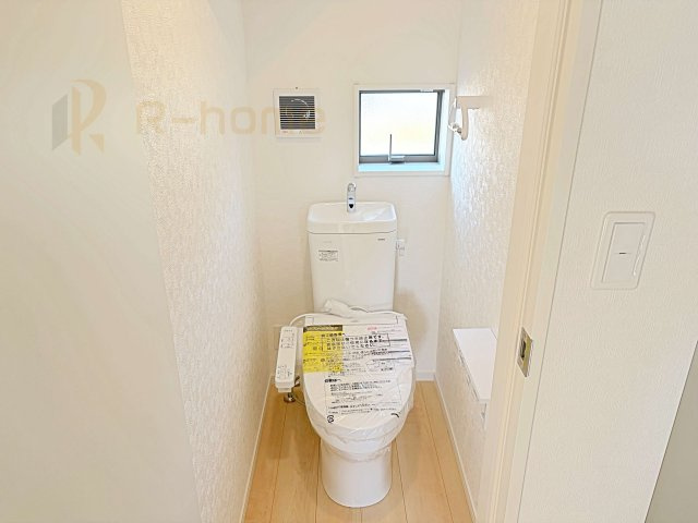 常総市新石下第10　新築戸建て　2号棟のトイレ|温水洗浄便座付きのトイレ。
トイレが２ヵ所設置で朝の忙しい時間でも安心です。