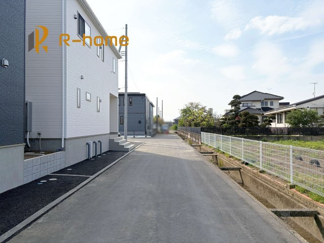 常総市新石下第10　新築戸建て　2号棟の前面道路含む現地写真|『今から見たい！』大歓迎です♪
お気軽にＲ－ｈomeまでお問い合わせください。