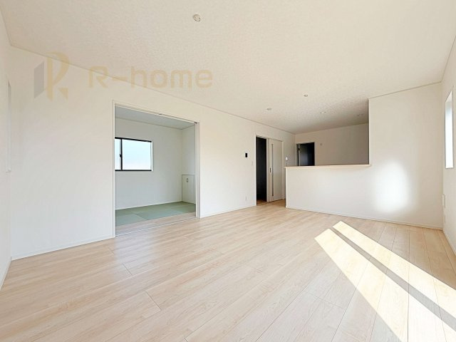 常総市新石下第10　新築戸建て　2号棟の居間・リビング|広くて明るいＬＤＫ♪ ゆったりくつろげるリビングスペースで、ご家族皆様の笑顔が溢れます。