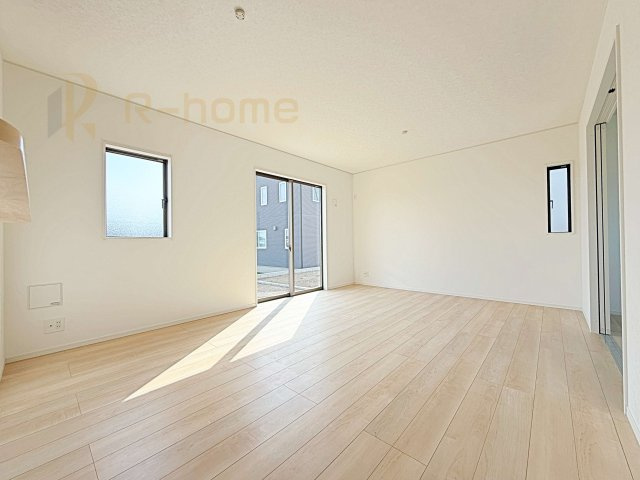 常総市新石下第10　新築戸建て　2号棟の居間・リビング|広々とした余裕のあるリビングです♪大きな窓からは自然光が届きます。