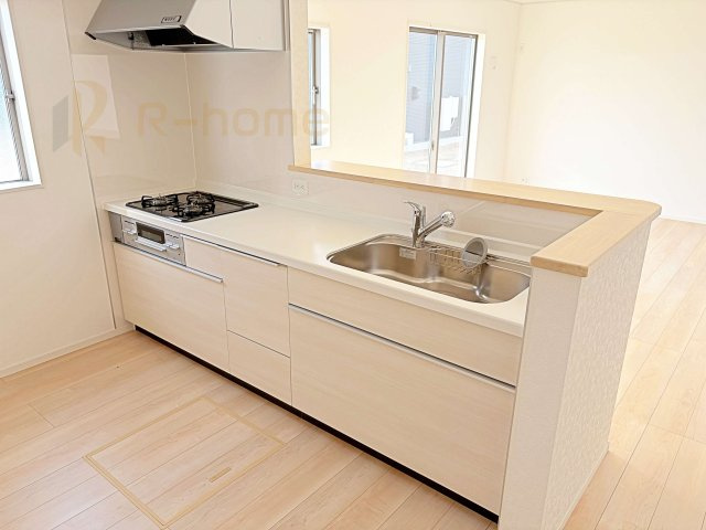 常総市新石下第10　新築戸建て　2号棟のキッチン|料理をしながら家族とコミュニケーションが取れる対面式システムキッチン。