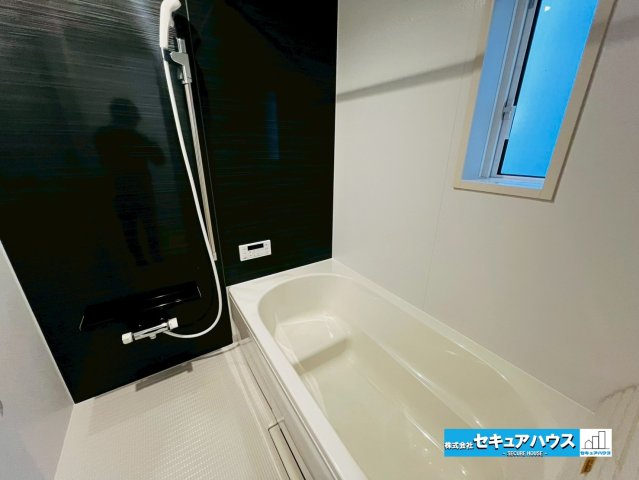 【今からご案内可能】東海市荒尾町曽山　全2棟の浴室|【浴室】
◆アクセントパネルで落ち着きのある雰囲気を演出します。毎日の疲れを癒やすバスタイムをお楽しみ下さい！
◆窓付きで、カビの繁殖を抑える効果があります。