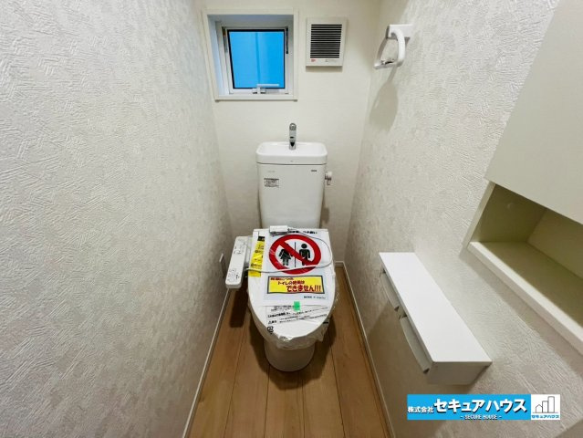 【今からご案内可能】東海市荒尾町曽山　全2棟のトイレ|【高機能トイレ】
◆高機能トイレの多くは便器のフタの開閉が自動であり、使用後に手動で水を流す面倒もなく非常に便利です。スタイリッシュな見た目で、お掃除しやすく、節水効果が高いです。