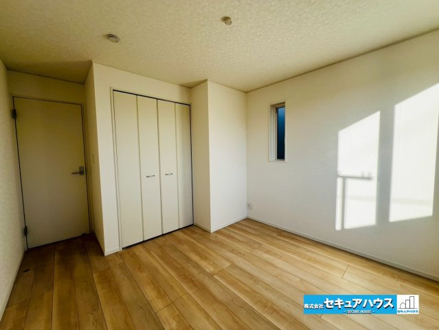 【今からご案内可能】東海市荒尾町曽山　全2棟の洋室|【洋室】
◆広々とした居住空間は日々の暮らしを彩り、心のやすらぎと満足感を与えてくれます。通風と採光を考慮した設計は子供たちはのびのび育ち、家族でくつろぎと団らんを生み出します。