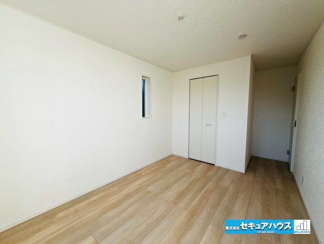 【今からご案内可能】東海市荒尾町曽山　全2棟の洋室|【洋室】
◆家族一人ひとりの大切なプライベート空間。趣味に合わせて使って頂けるようシンプルに仕上げてあります。暮らし心地を大きく左右する収納を、適材適所に配置し使い勝手を考慮しました。　