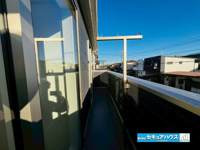 【今からご案内可能】東海市荒尾町曽山　全2棟のバルコニー|【バルコニー】
◆見晴らしもよく、太陽の温かな温もりをめいっぱい受け止めてくれます。
太陽の光と爽やかな風を受けたお洗濯物はあっという間に乾き、取りこむ時には太陽の匂いを感じられそうですね。　