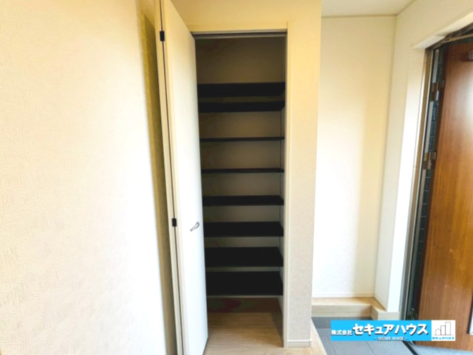 【今からご案内可能】東海市荒尾町曽山　全2棟の玄関|【玄関】
◆光が差し込み明るいです。気分も晴れやかになりますね。
◆玄関には、収納力のあるシューズボックスがございます。玄関まわりがすっきり片付きます。　