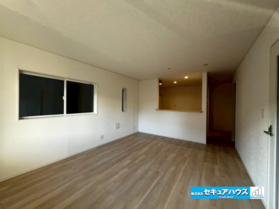 【今からご案内可能】東海市荒尾町曽山　全2棟の居間・リビング|【LDK】
◆家族揃ってリビングで過ごすお休みの日が、楽しみになる場所となることでしょう。
対面式のオープンキッチンは、家事をしながら家族の様子が一目でわかる安心＆便利設備♪