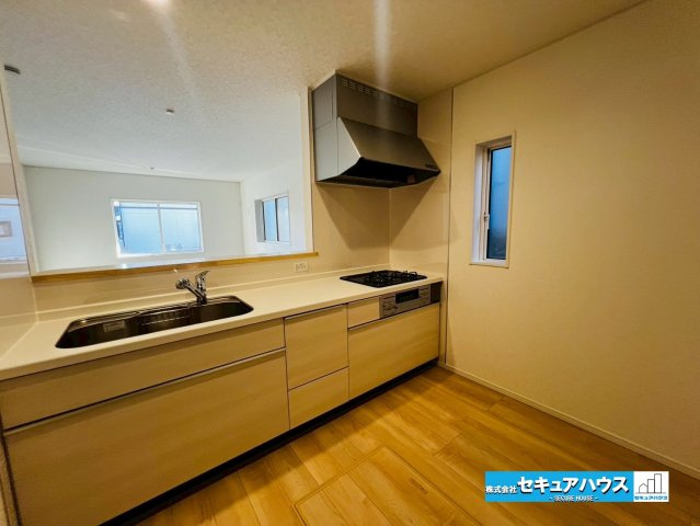 【今からご案内可能】東海市荒尾町曽山　全2棟のキッチン|【キッチン】
◆同時にたくさんの料理が調理できる。「焼く・蒸す・煮る」の工程を同時進行で進めることができるので、料理を素早く作ることができます。育児でバタバタ忙しいママに嬉しい♪