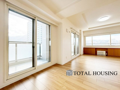 【居間・リビング】 | エクセルシオール山鼻14条 | オープンでのびやかな空間を生み出す、こだわりの広がりとゆとり。家族と過ごす時間を大切にしたい方にぴったりの明るくゆとりある住空間です。南側の窓からの日差しがリビングの隅々までしっかりと届きます！