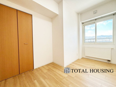 【洋室】 | エクセルシオール山鼻14条 | 洋室　約4.3帖
家族一人ひとりの大切なプライベート空間。趣味に合わせて使って頂けるようシンプルに仕上げてあります。暮らし心地を大きく左右する収納を、適材適所に配置し使い勝手を考慮しました。