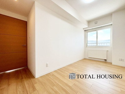 【洋室】 | エクセルシオール山鼻14条 | 洋室　約7.0帖
心と体をゆったりと安らげる洋室。お部屋のゆとりが大きい分だけ、暮らしの安らぎは深まります。次の日を心地よく迎えたいから、頑張った自身の心と体を労わる設計へ。