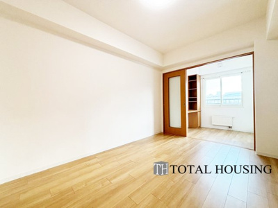 【洋室】 | エクセルシオール山鼻14条 | 洋室　約7.5帖
書斎と隣接した居室です。
お陽さまの光をたっぷりとりこめます。室内はいつも明るい印象なので気持ちの良い朝を迎えられます。間取りも使いやすく大きなベッドも置けます♪