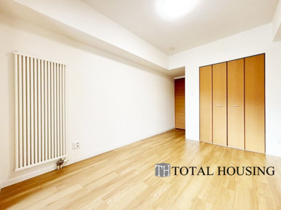 【洋室】 | エクセルシオール山鼻14条 | 洋室　約7.5帖
広々とした居住空間は日々の暮らしを彩り、心のやすらぎと満足感を与えてくれます。通風と採光を考慮した設計は子供たちはのびのび育ち、家族でくつろぎと団らんを生み出します。