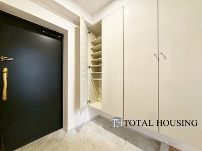 【玄関】 | エクセルシオール山鼻14条 | 上質感漂う玄関です♪居住者の帰り、訪れる方を優しく迎える・安らぎに満ちた生活空間を予感させるようなその佇まいが魅力的ですね。「行ってらっしゃい」「おかえりなさい」が溢れるような明るい空間です♪