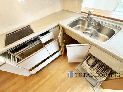 【キッチン】 | エクセルシオール山鼻14条 | リビングを見渡せる対面式システムキッチン。家事が捗る食器洗浄機、掃除のしやすいIHコンロと使い勝手の良いキッチンです。