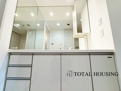 【独立洗面台】 | エクセルシオール山鼻14条 | 洗面化粧台の鏡はゆとりある大きさです。忙しい朝に支度の時間が重なっても、2人並んで身支度ができます。シャワー付水栓で洗面台でのシャンプーや毎日の掃除に大変便利ですね♪